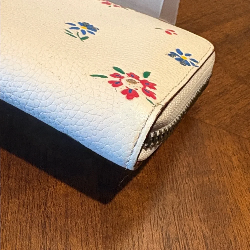 Coach Floral Wallet White/Pink blue green blooms/Silvertone Hw pebble LeatherEUC